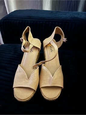 Life Stride Gold Women’s Ankle-Strap Wedge Sandals in size 11m .